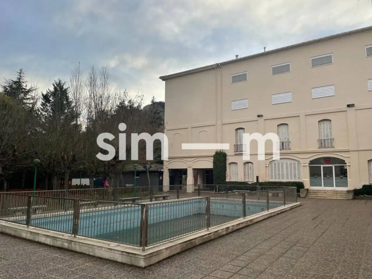 Außenansicht von Gebäude zum Verkauf in Tona