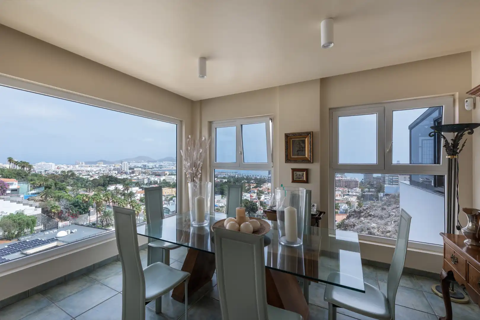 Menjador de Casa o xalet en venda en Las Palmas de Gran Canaria amb Aire condicionat, Terrassa i Moblat