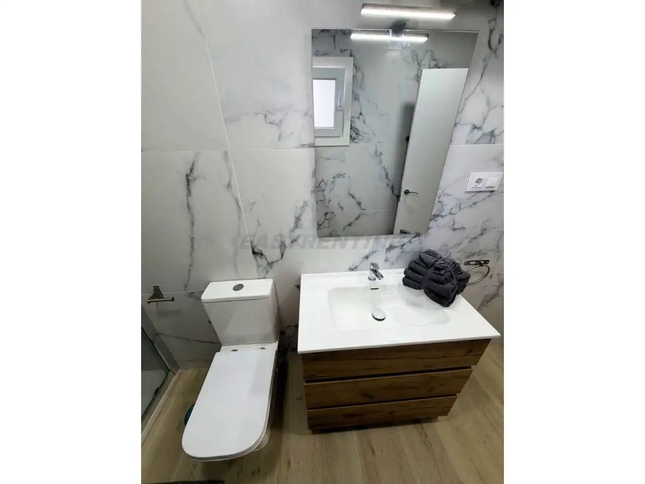 Bany de Loft de lloguer en San Roque amb Aire condicionat, Terrassa i Moblat
