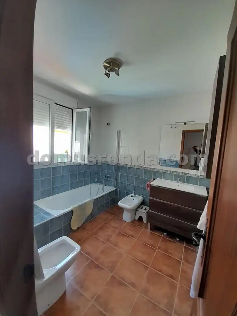 Baño de Casa adosada en venta en Montejaque con Calefacción y Piscina