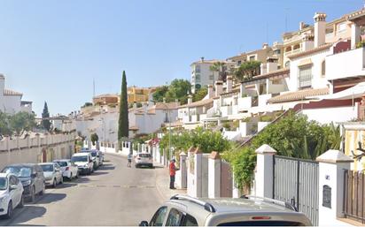 Vista exterior de Casa adosada en venda en Rincón de la Victoria amb Piscina