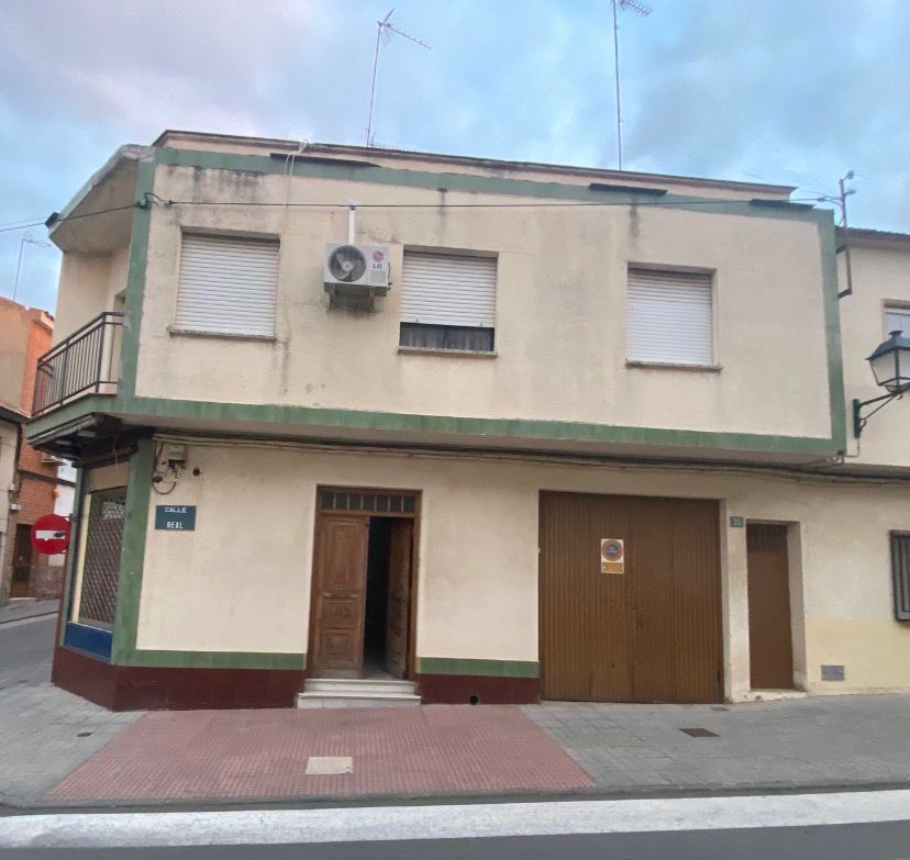 Außenansicht von Einfamilien-Reihenhaus zum Verkauf in Malagón mit Klimaanlage, Terrasse und Abstellraum