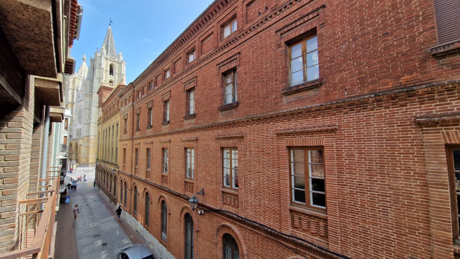 Vista exterior de Pis en venda en León Capital  amb Aire condicionat, Calefacció i Parquet