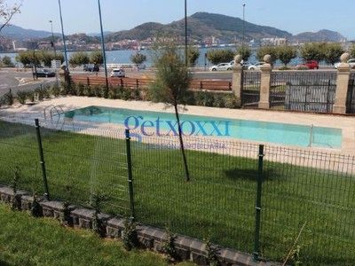 Piscina de Dúplex en venda en Getxo  amb Jardí privat, Terrassa i Traster