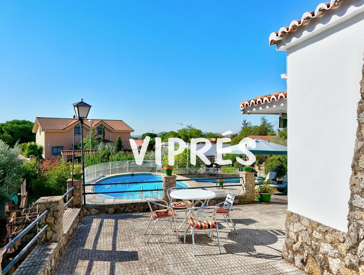 Vista exterior de Casa o xalet en venda en Malpartida de Cáceres amb Aire condicionat, Calefacció i Moblat