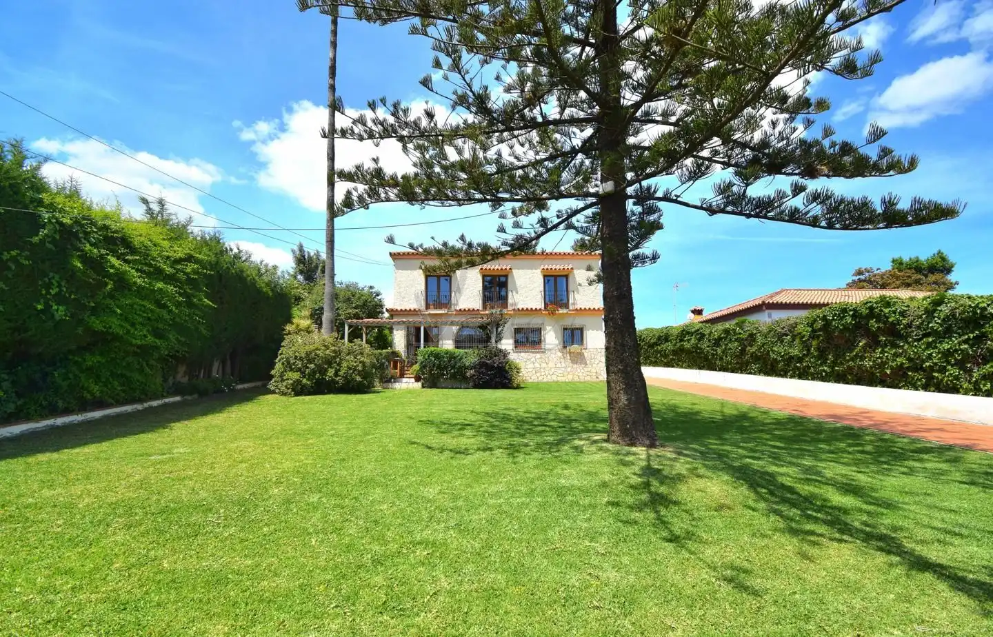 Vista exterior de Casa o xalet en venda en Los Barrios amb Jardí privat, Terrassa i Traster