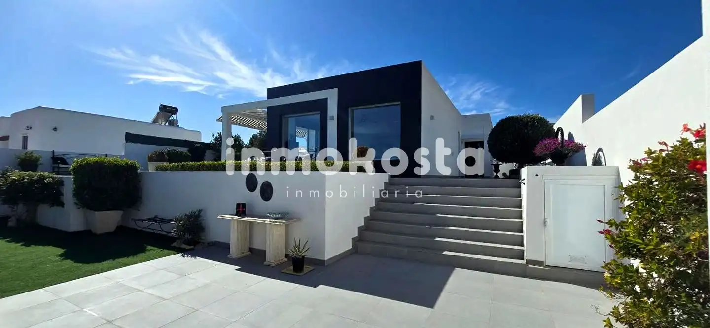Vista exterior de Casa o xalet en venda en Polop amb Aire condicionat, Calefacció i Jardí privat