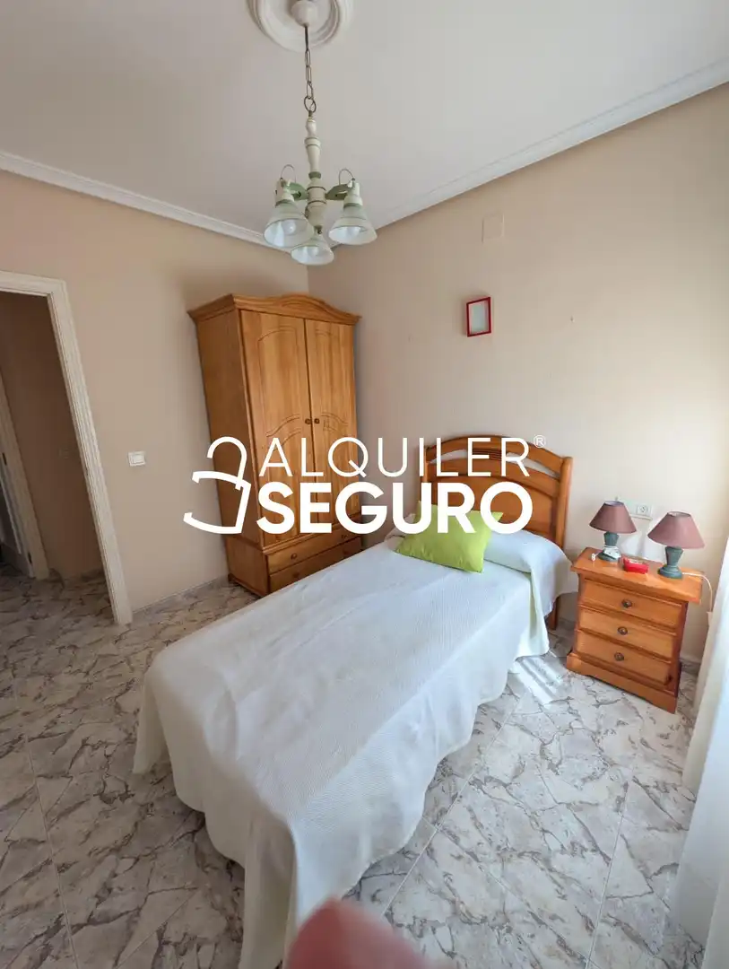Dormitori de Pis de lloguer en Cuenca amb Calefacció, Terrassa i Traster
