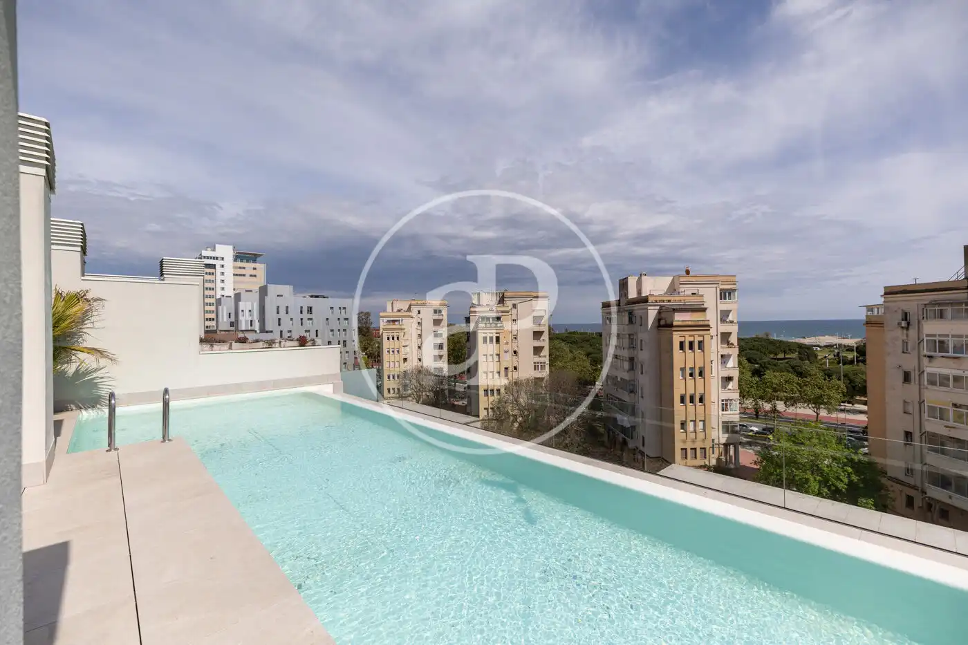 Schwimmbecken von Wohnung zum Verkauf in Barcelona mit Klimaanlage, Heizung und Terrasse