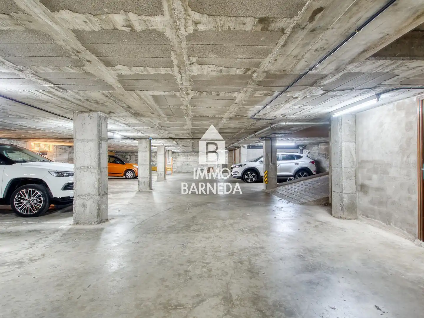 Parkplatz von Wohnung zum Verkauf in Empuriabrava mit Klimaanlage, Heizung und Terrasse