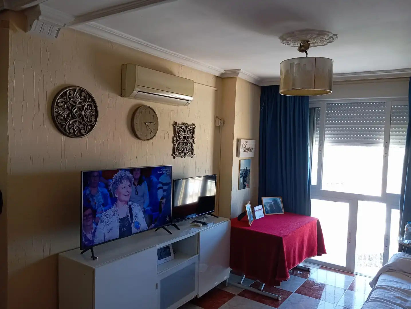 Living room of Flat for sale in Sevilla  with Air Conditioner, Private garden and Furnished
