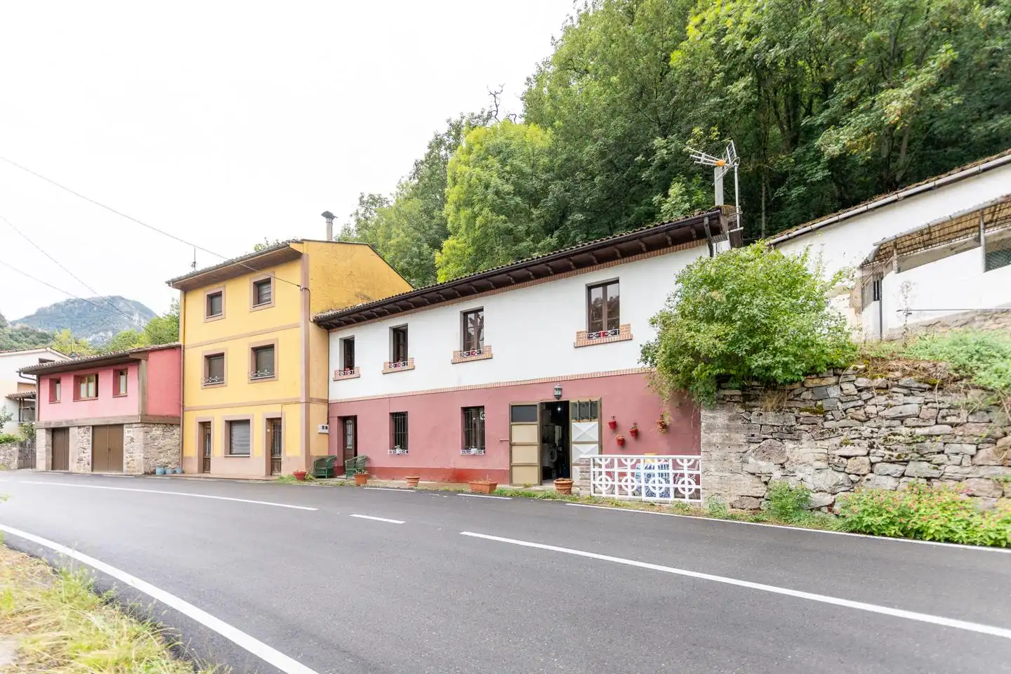 Vista exterior de Casa adosada en venta en Somiedo con Calefacción, Jardín privado y Terraza