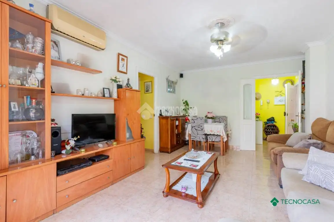 Sala d'estar de Pis en venda en Roquetas de Mar amb Aire condicionat, Terrassa i Traster