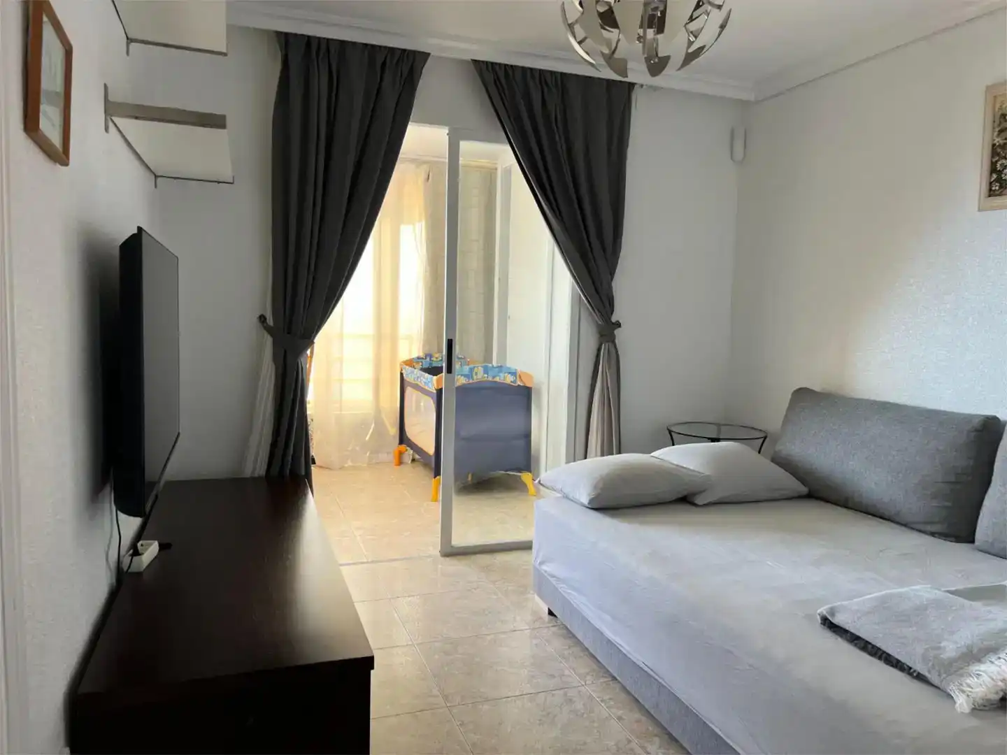 Schlafzimmer von Wohnung zur Miete in Benidorm mit Klimaanlage, Privatgarten und Schwimmbad