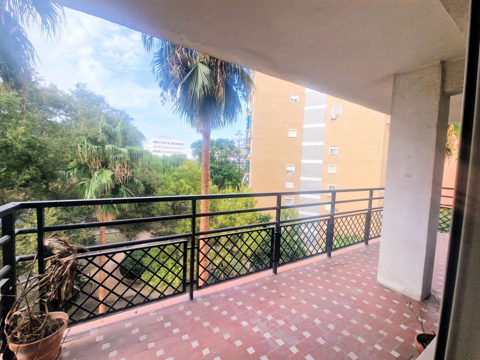 Vista exterior de Pis en venda en  Sevilla Capital amb Aire condicionat, Calefacció i Jardí privat
