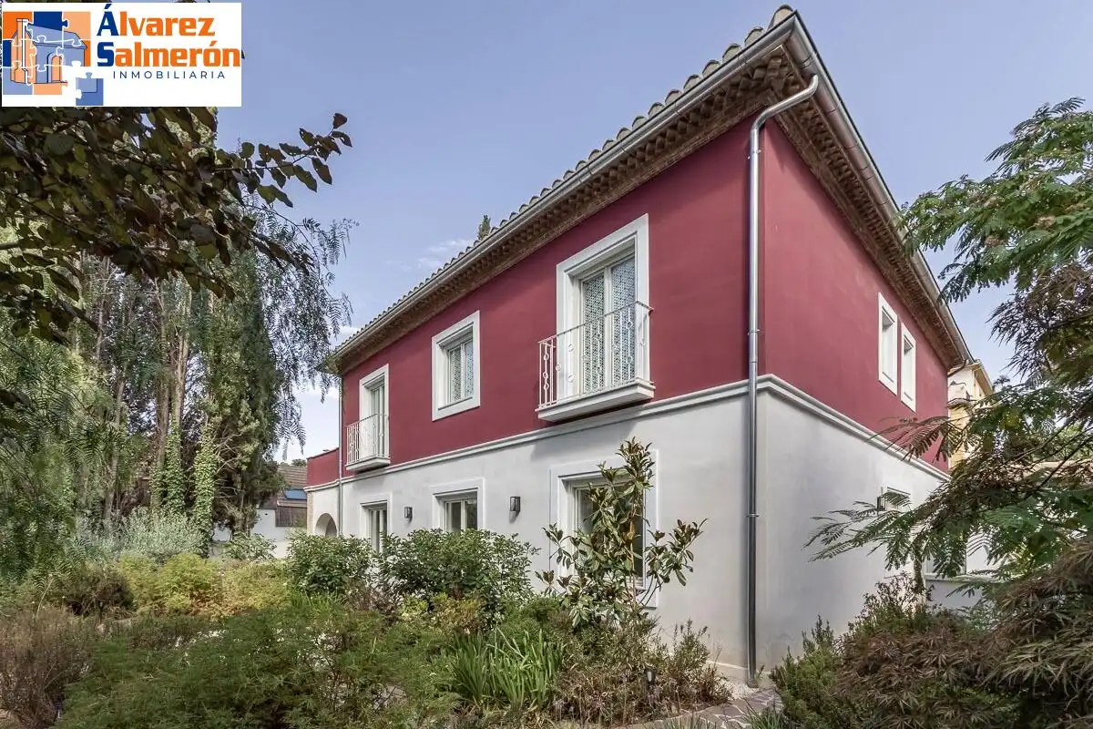 Vista exterior de Casa o xalet en venda en Granada amb Aire condicionat, Jardí privat i Terrassa