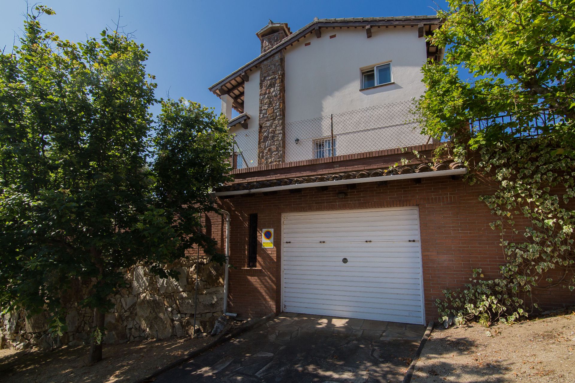 Exterior view of Single-family semi-detached for sale in Premià de Dalt  with Air Conditioner, Heating and Private garden