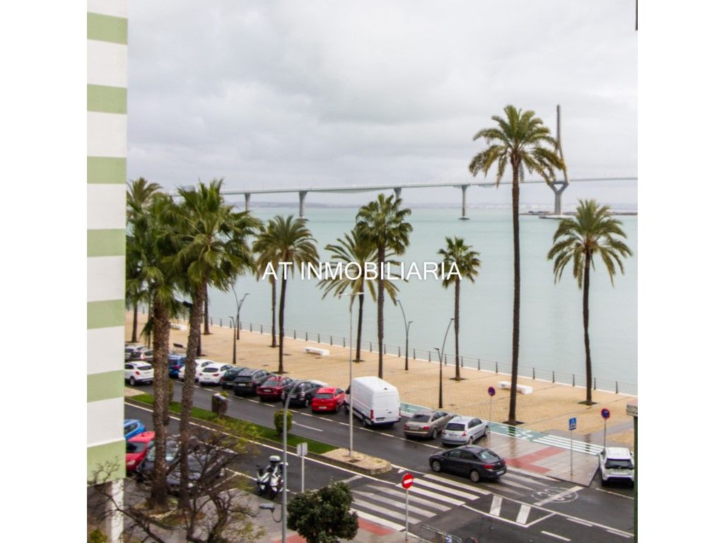 Vista exterior de Pis en venda en  Cádiz Capital amb Terrassa