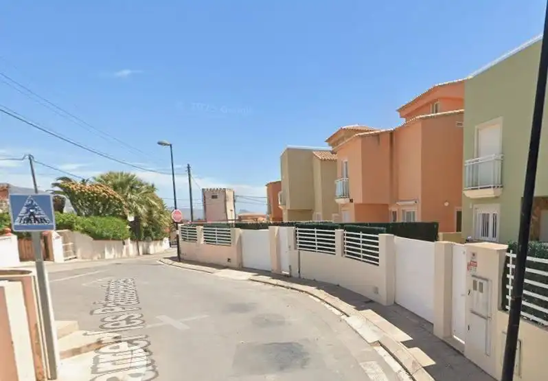 Vista exterior de Casa adosada en venda en L'Alfàs del Pi amb Jardí privat