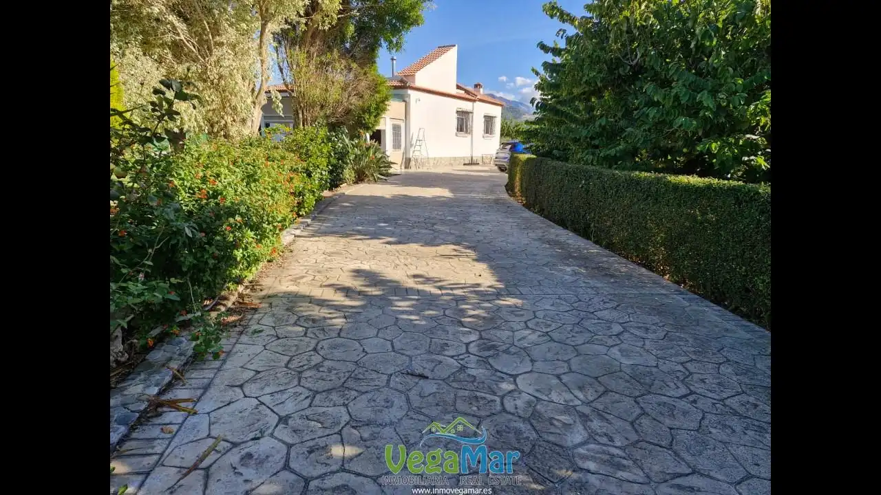 Vista exterior de Casa o xalet de lloguer en Salobreña amb Jardí privat, Terrassa i Piscina