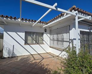 Vista exterior de Casa o xalet en venda en Los Barrios amb Terrassa, Piscina i Alarma