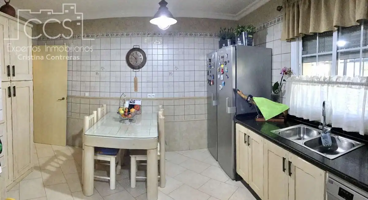 Cuina de Casa o xalet en venda en Sevilla amb Aire condicionat, Traster i Piscina