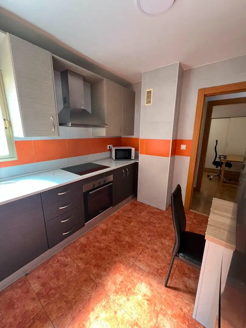 Cuina de Apartament de lloguer en Almería amb Aire condicionat i Moblat