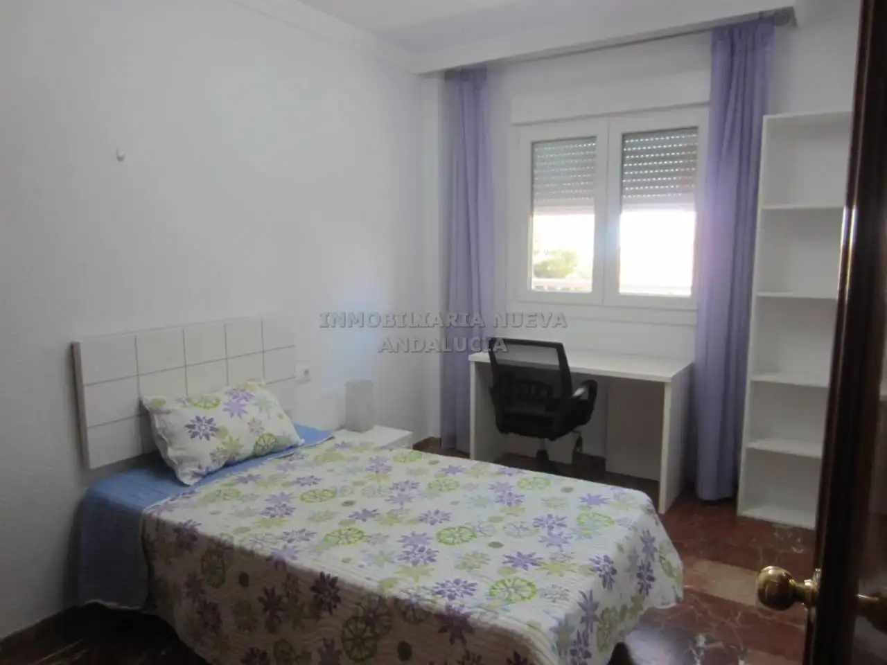 Habitación de Piso de alquiler en Almería con Terraza y Amueblado