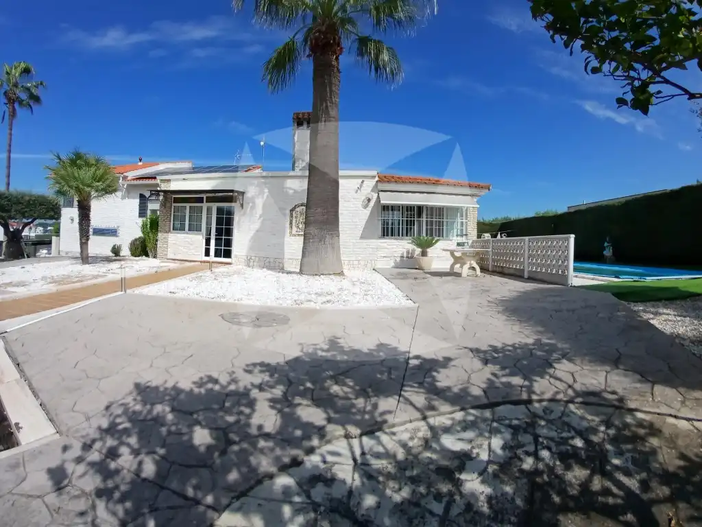 Vista exterior de Casa o chalet en venta en Badajoz Capital con Aire acondicionado y Piscina