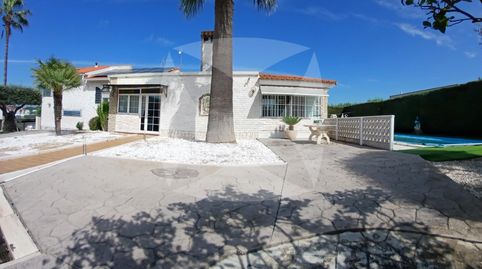CHALET CON PISCINA EN VENTA. ZONA GOLF GUADIANA