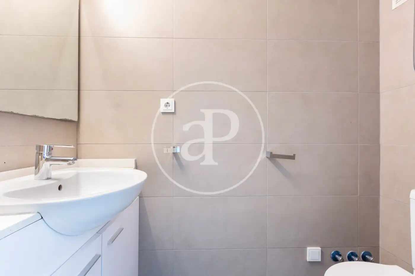 Bathroom of Flat for sale in Valencia  with Air Conditioner, Heating and Terrace