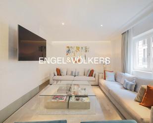 Sala d'estar de Apartament en venda en  Madrid Capital amb Aire condicionat, Calefacció i Parquet