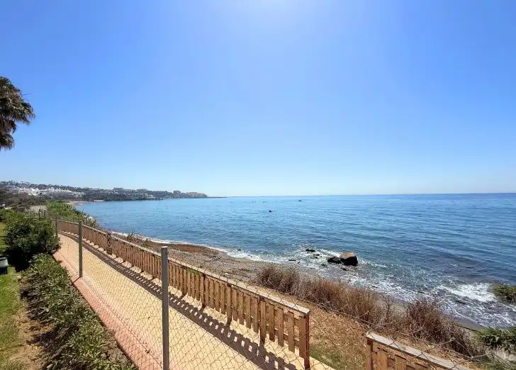 Vista exterior de Casa adosada en venta en Estepona con Aire acondicionado, Calefacción y Jardín privado