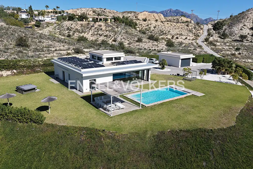 Vista exterior de Casa o xalet en venda en Alicante / Alacant amb Aire condicionat, Calefacció i Jardí privat