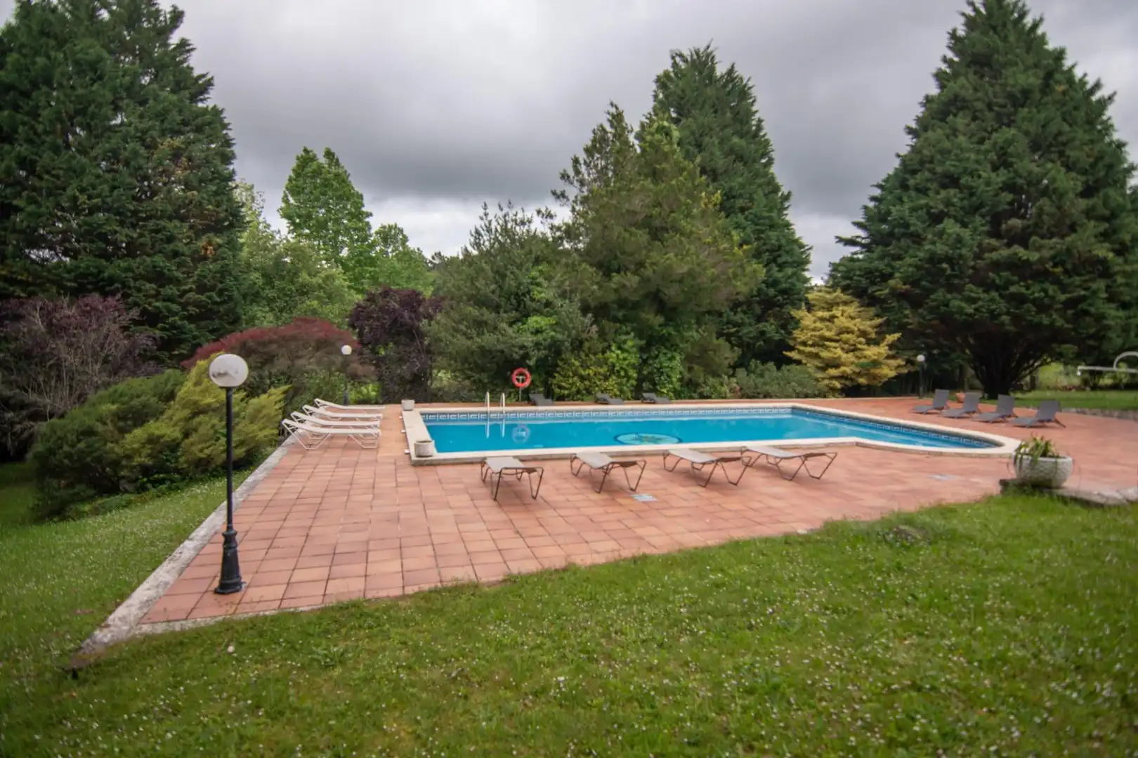 Schwimmbecken von Gebäude zum Verkauf in Cuntis