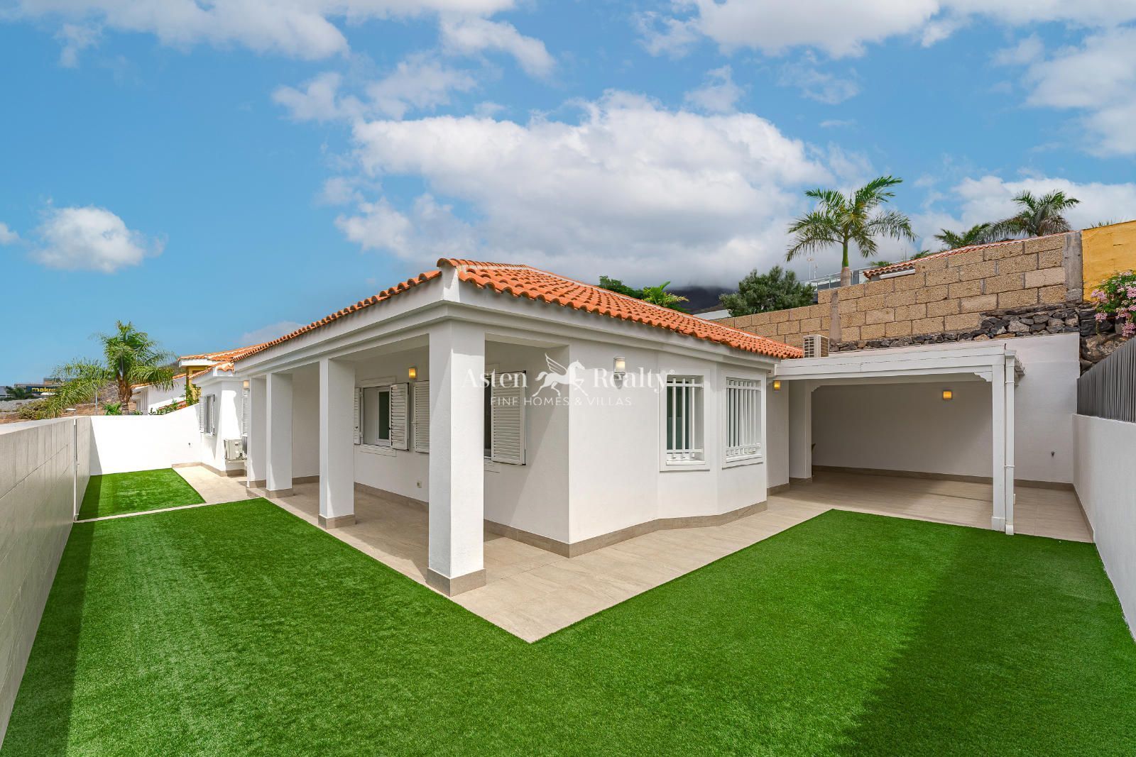 Vista exterior de Casa o xalet en venda en Adeje amb Aire condicionat, Terrassa i Traster