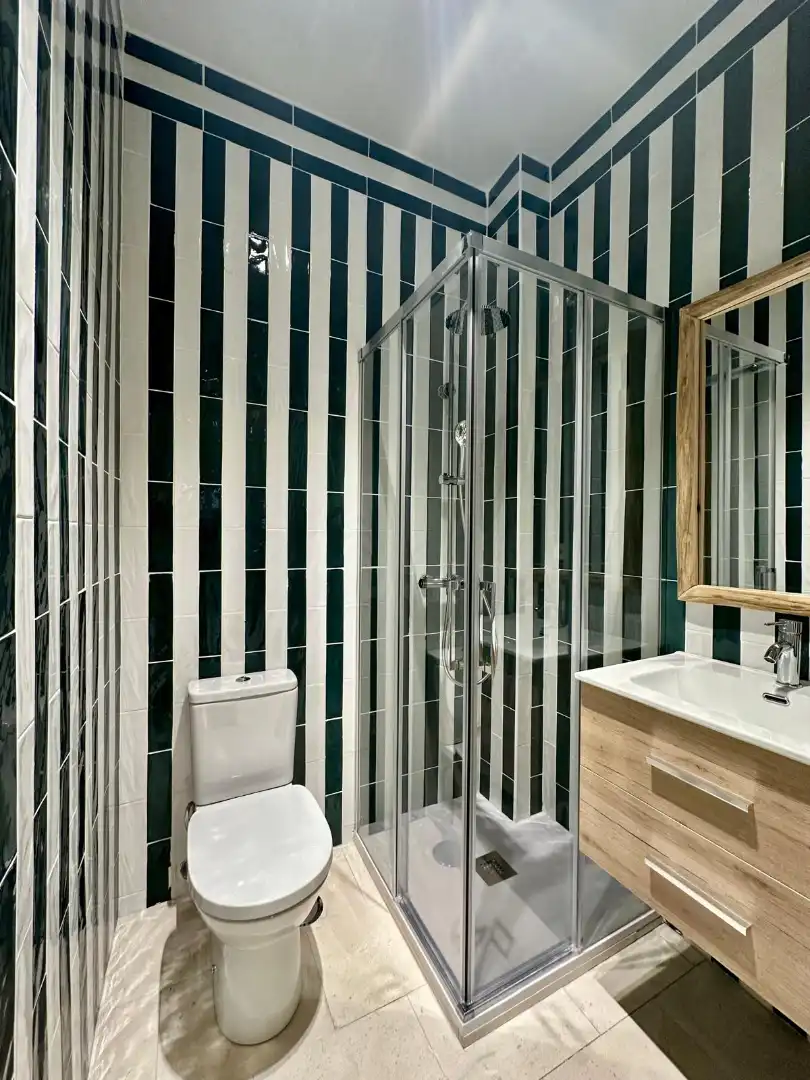Badezimmer von Erdgeschoss zum Verkauf in Madrid mit Klimaanlage, Heizung und Ofen