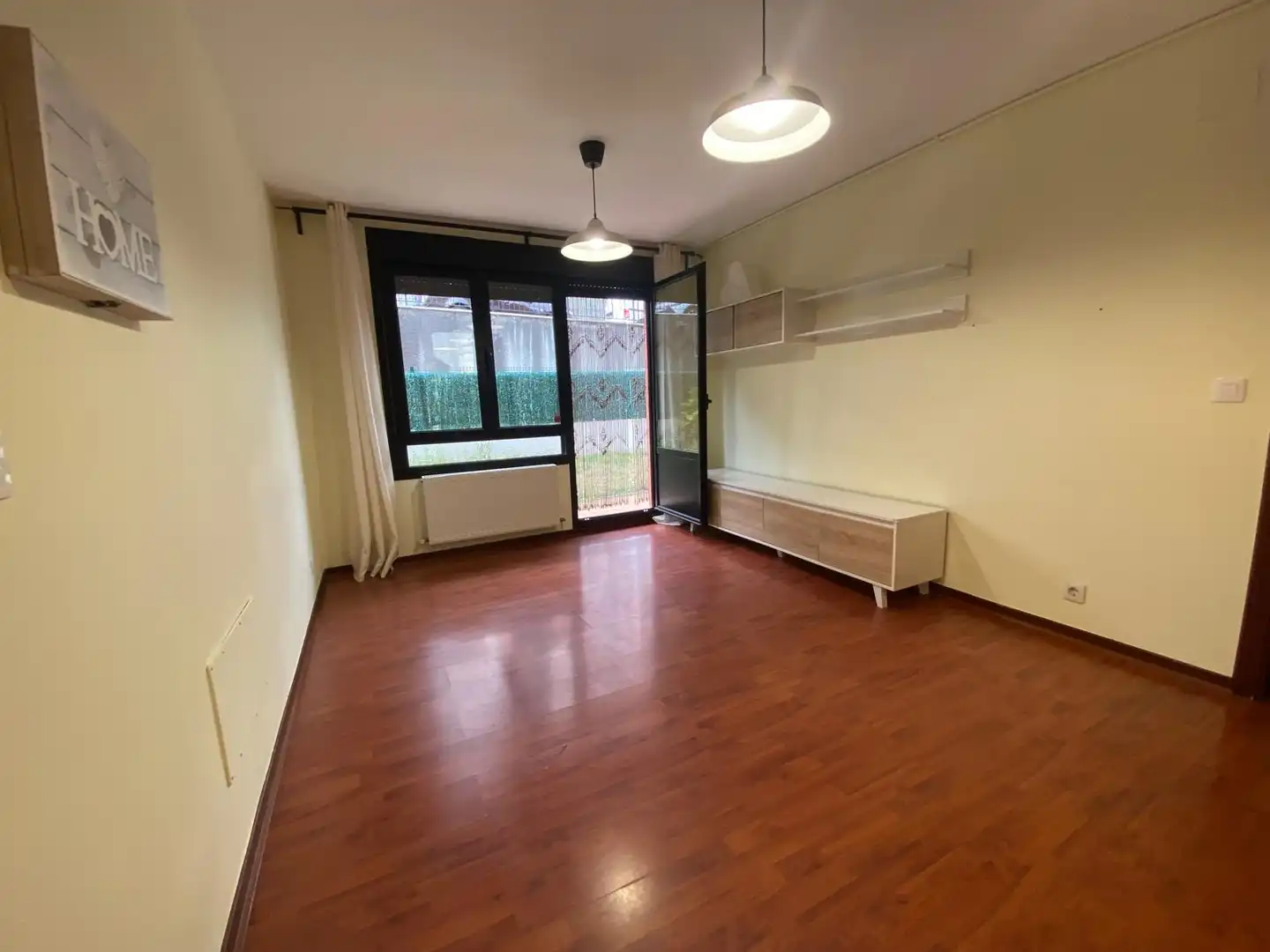 Sala d'estar de Planta baixa en venda en Castro-Urdiales amb Jardí privat i Piscina comunitària