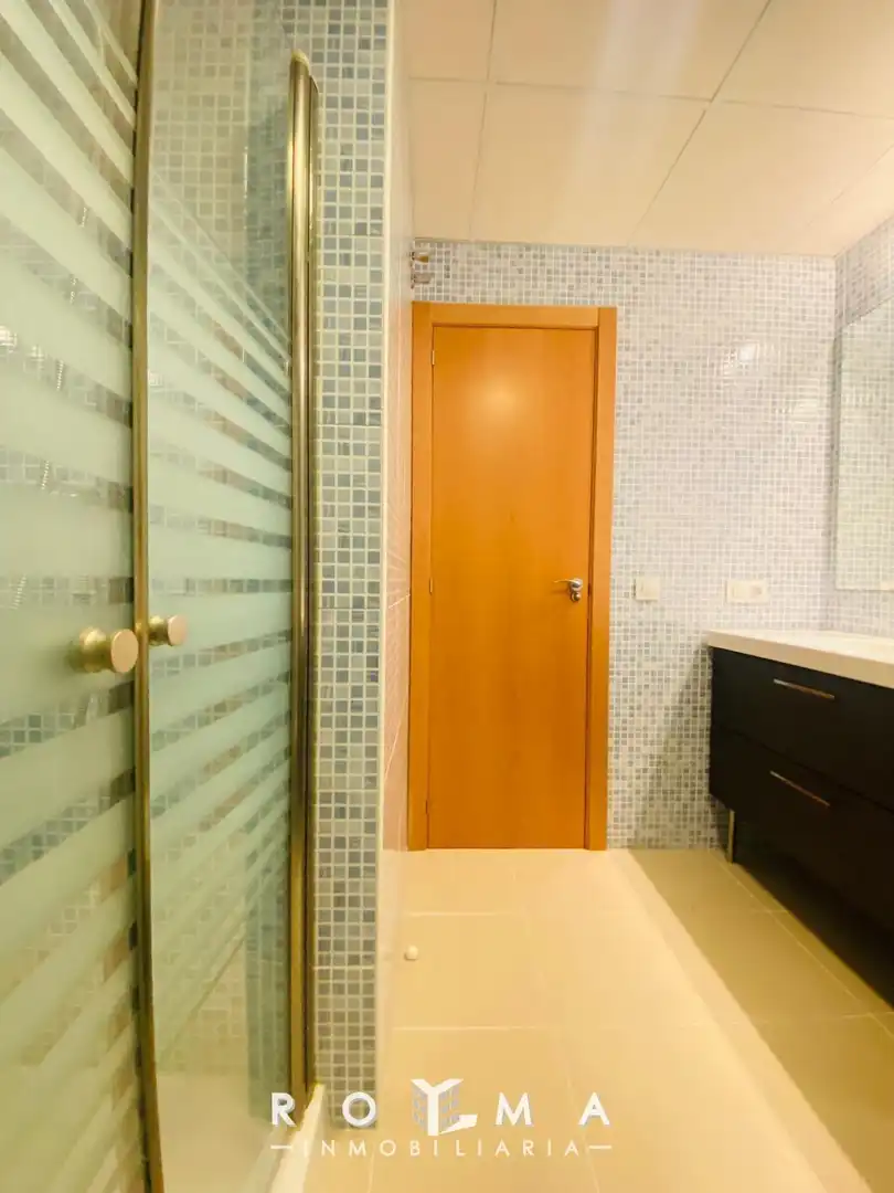 Baño de Piso de alquiler en Montequinto con Aire acondicionado, Calefacción y Jardín privado