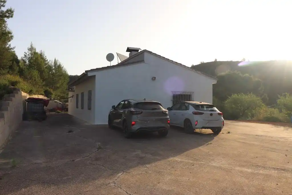 Vista exterior de Finca rústica en venda en Buñol amb Jardí privat, Terrassa i Traster