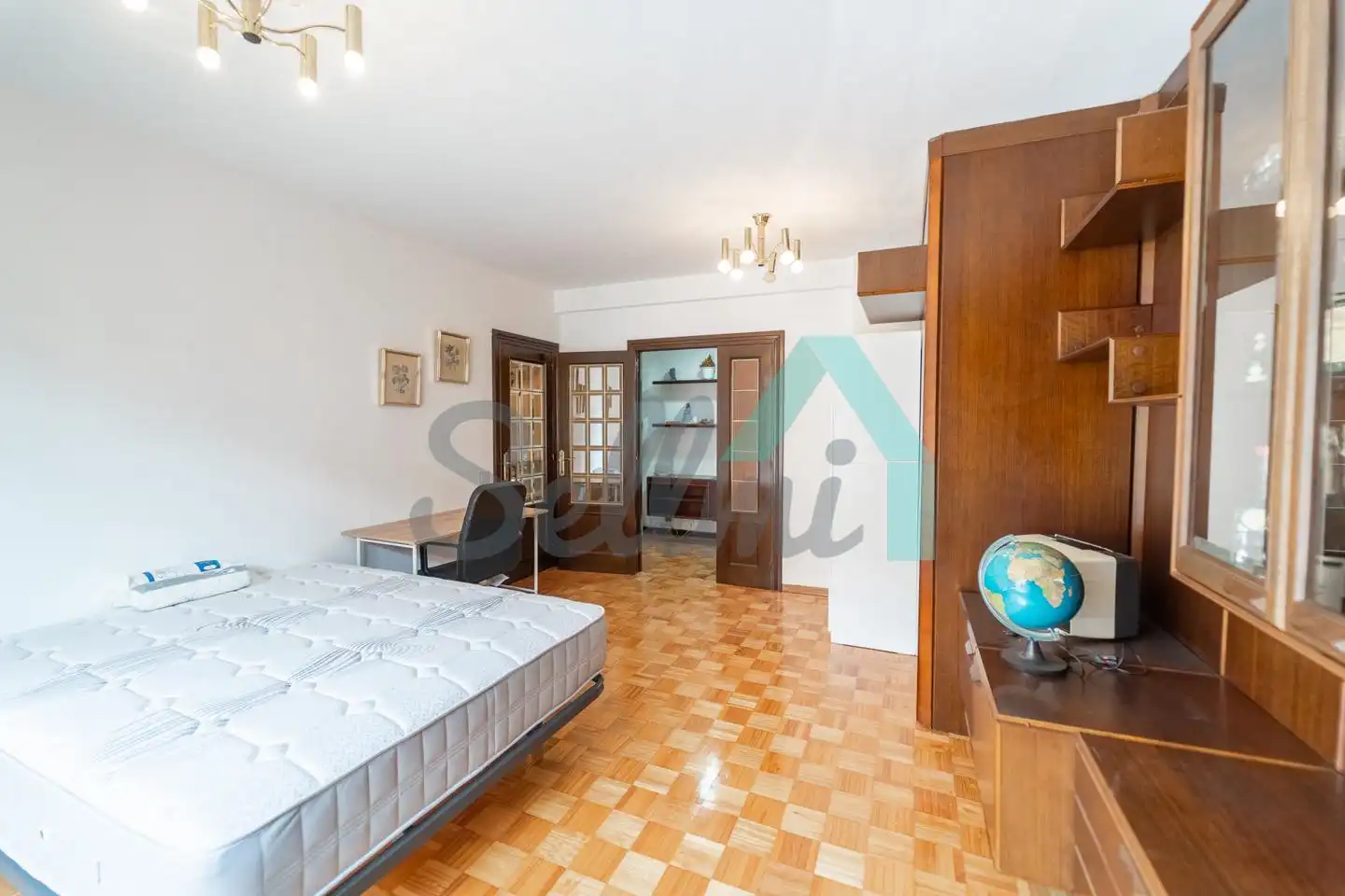 Bedroom of Flat for share in Oviedo   with Heating, Parquet flooring and Furnished