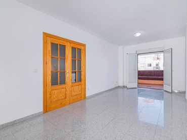 Casa con balcón en venta en Calle ALMERIA