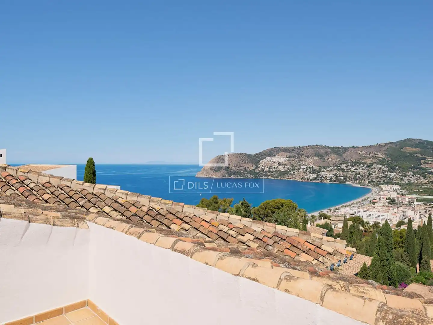 Vista exterior de Casa o xalet en venda en Almuñécar amb Aire condicionat, Calefacció i Jardí privat