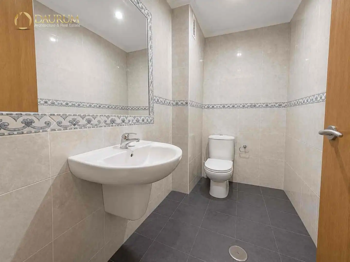 Bathroom of Flat for sale in Sevilla  with Air Conditioner, Heating and Swimming Pool