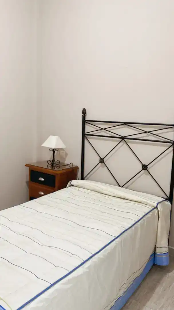 Schlafzimmer von Wohnung zur Miete in Navalmoral de la Mata mit Klimaanlage, Abstellraum und Möbliert