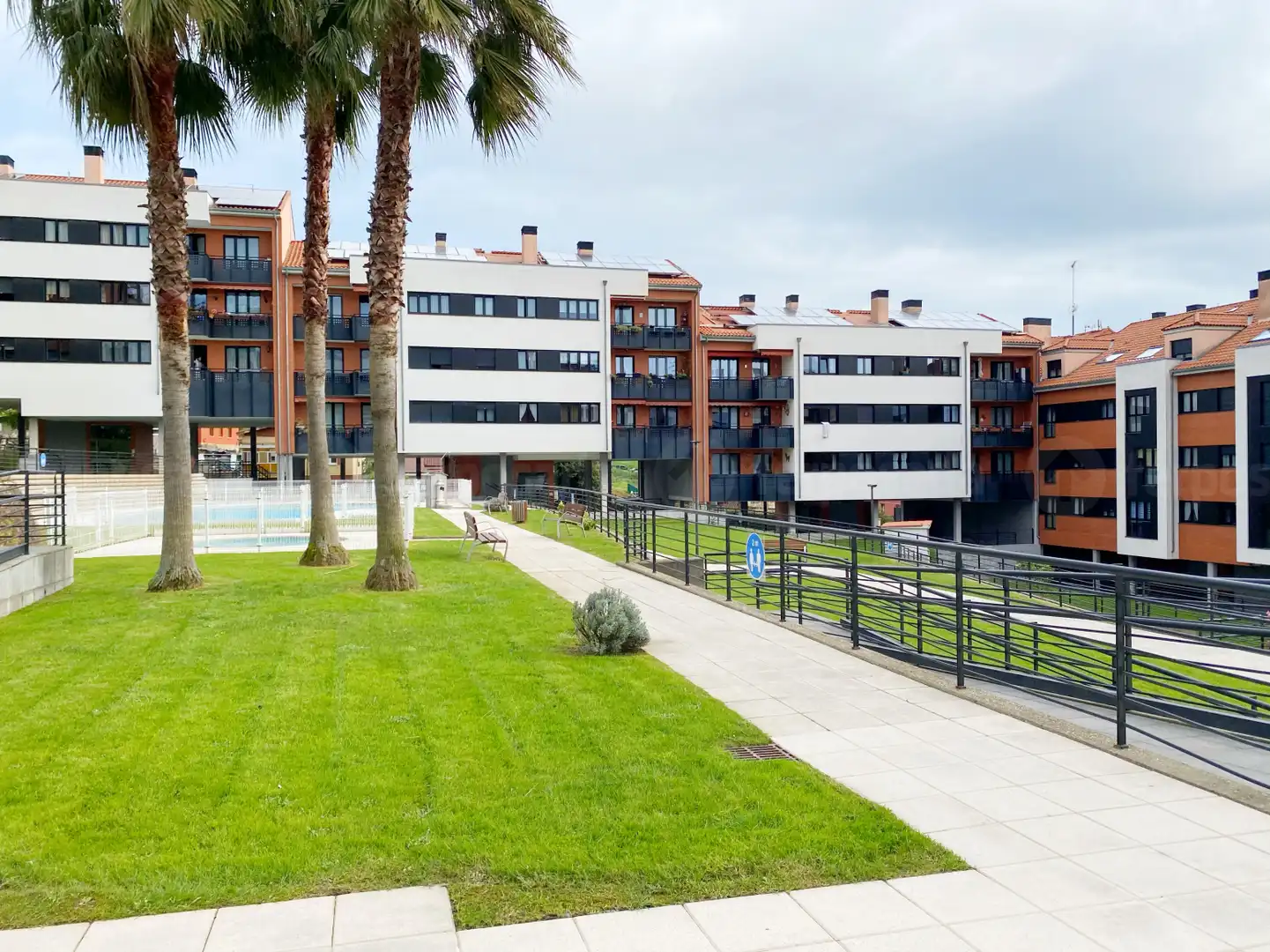 Außenansicht von Wohnung zur Miete in Gijón  mit Heizung, Privatgarten und Parkett