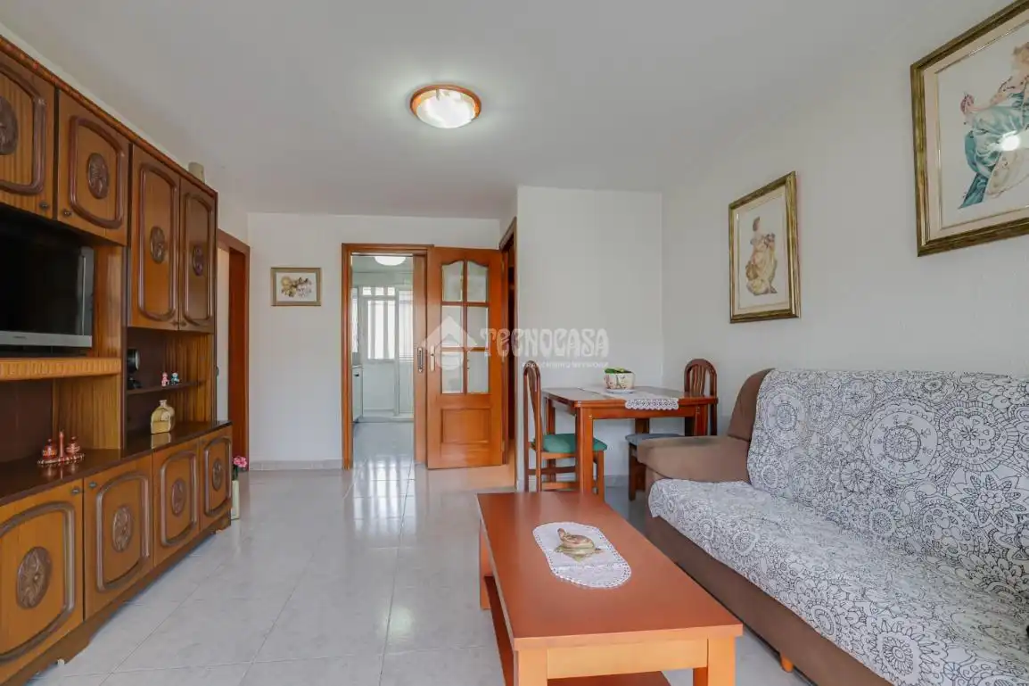 Sala d'estar de Pis en venda en L'Hospitalet de Llobregat amb Balcó