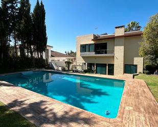 Piscina de Casa o xalet de lloguer en Montequinto amb Aire condicionat, Calefacció i Traster
