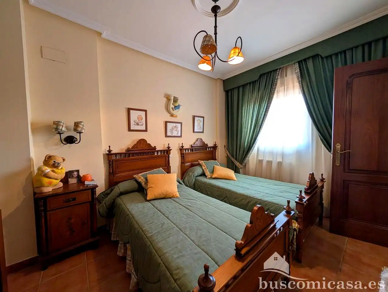 Dormitori de Casa o xalet en venda en Linares amb Aire condicionat, Calefacció i Jardí privat