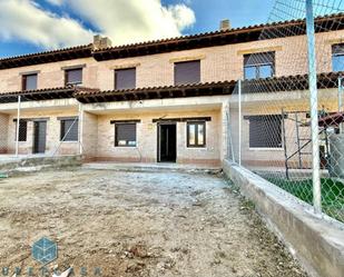 Vista exterior de Casa adosada en venda en Polán amb Calefacció, Jardí privat i Terrassa